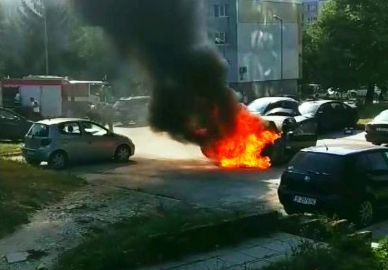 Кола изгоря като факла на паркинг във Варна