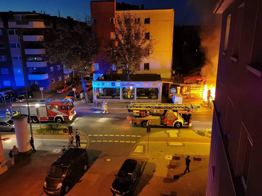 Само в Lupa.bg: Кръчма лумна в пламъци в Дуисбург (СНИМКИ) 