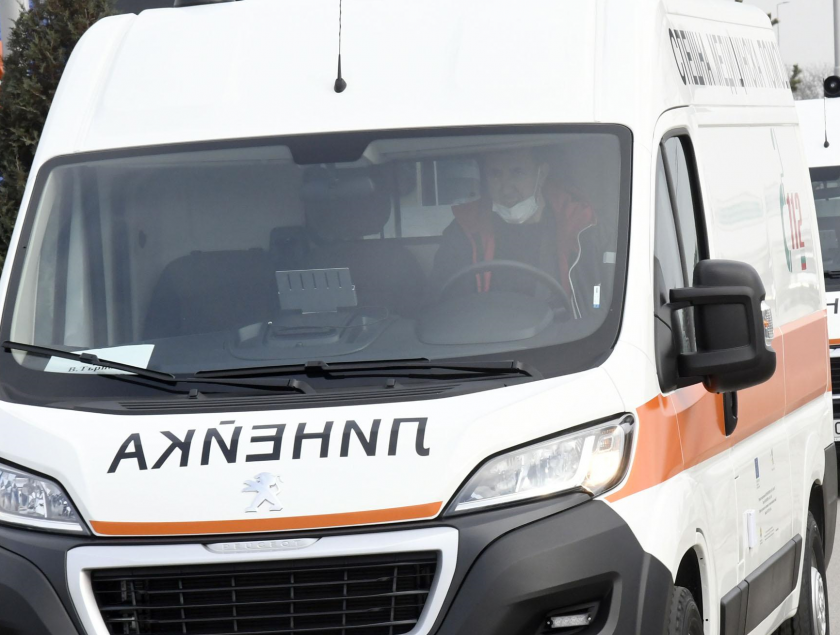 Жена пострада, докато бута закъсала кола