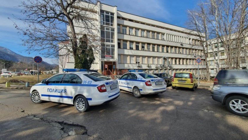 Сигнал за бомба в COVID лабораторията в болницата във Враца (СНИМКИ)