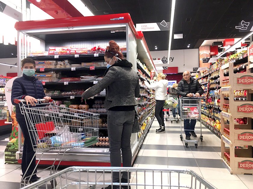 Заради силното поскъпване на отделни стоки и услуги у хората