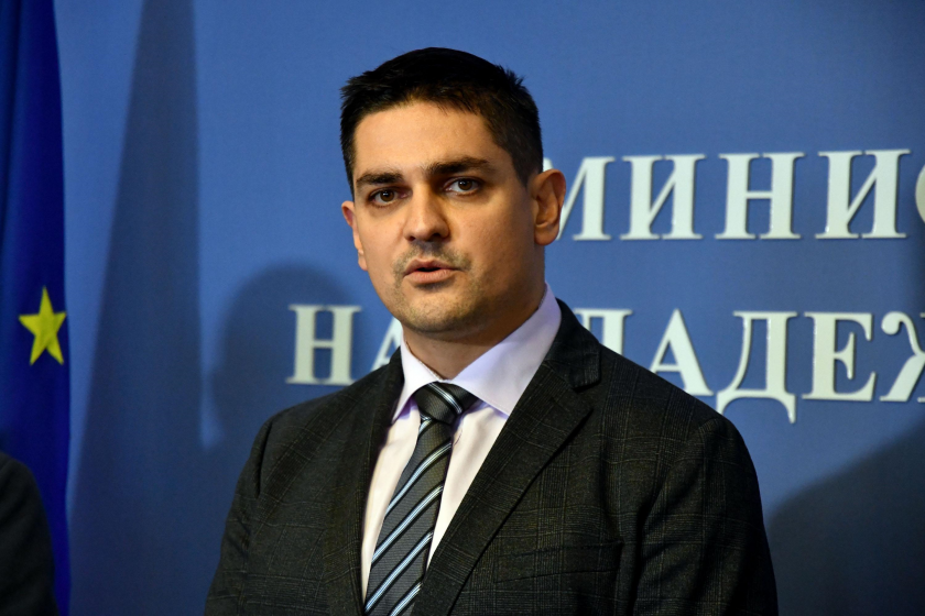 Министърът на младежта и спорта Радостин Василев е подал ново