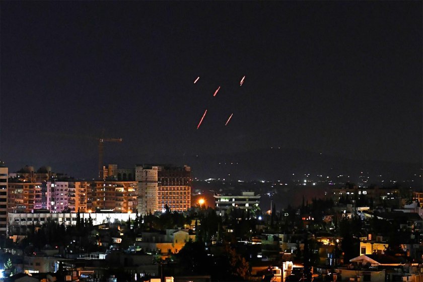 Сирийската противовъздушна отбрана прихвана ракета, изстреляна от Израел, съобщава Ройтерс.Снарядът