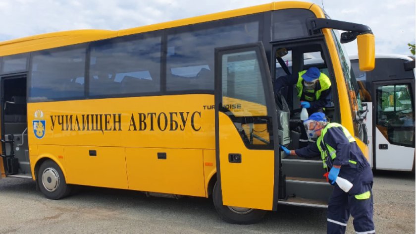 Пиян шофьор на училищен автобус катастрофира в Брезник, пострада дете