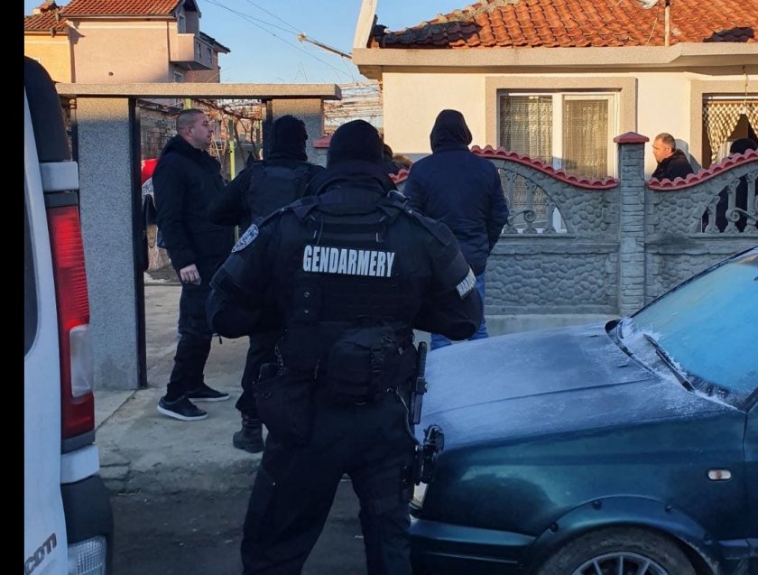 Около 10 са вече задържаните в мащабната акция в ромската