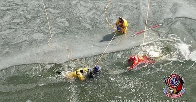 Пожарникари спасиха тийнейджъри в замръзнало езеро (ВИДЕО)