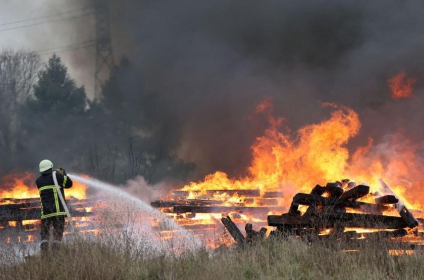 Пожар е избухнал в зеленчуковата борса при петричкото село Кърналово,