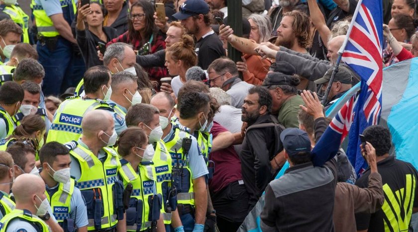 Сблъсъци между демонстранти и полиция в Нова Зеландия (ВИДЕО)