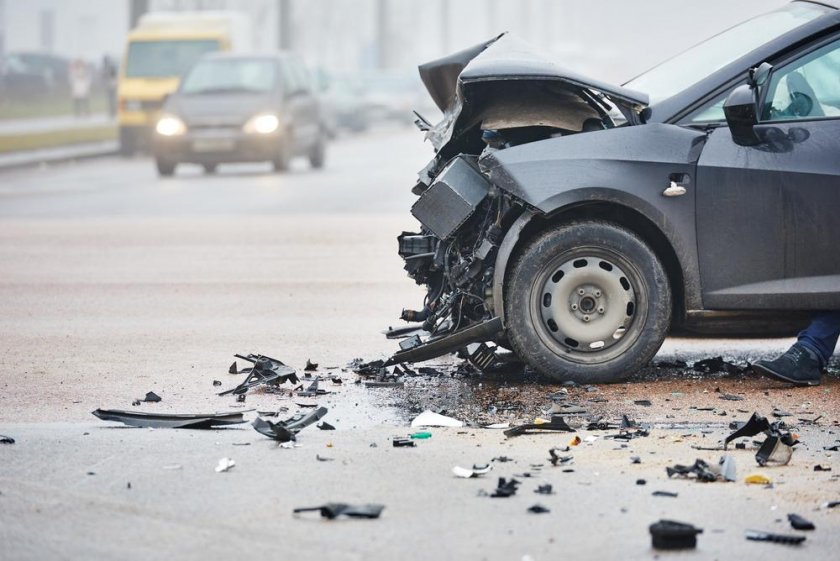 19-годишен шофьор, зад волана на БМВ, удари три паркирани коли