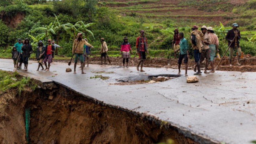 Броят на жертвите на тропическия циклон Бацирай в Мадагаскар нарасна
