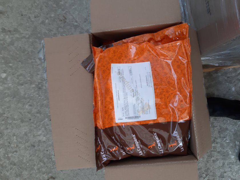 Контрабанда: Наш тираджия скри 5 тона подправки между керамични плочки