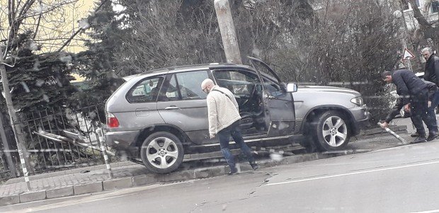 Шофьор от София помете пет колчета и един знак (снимка)