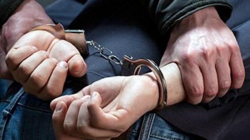 Задържаха двама наркопласьори
