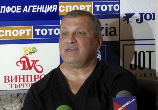 Бившият футболен съдия Петър Янински върна лентата към сезон 1998/1999