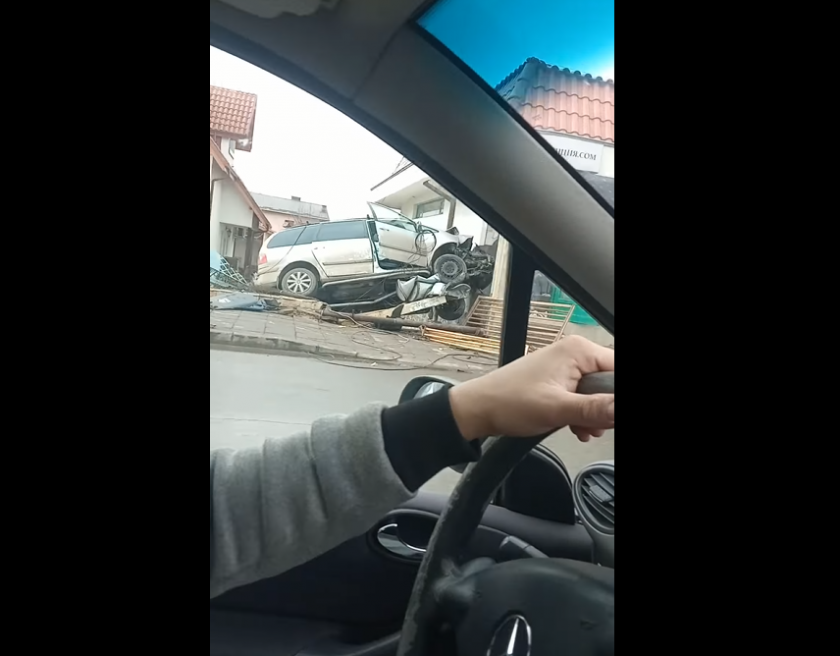 Салтомортале в Нови Искър: Кола помете стълб и се заби в къща (ВИДЕО)