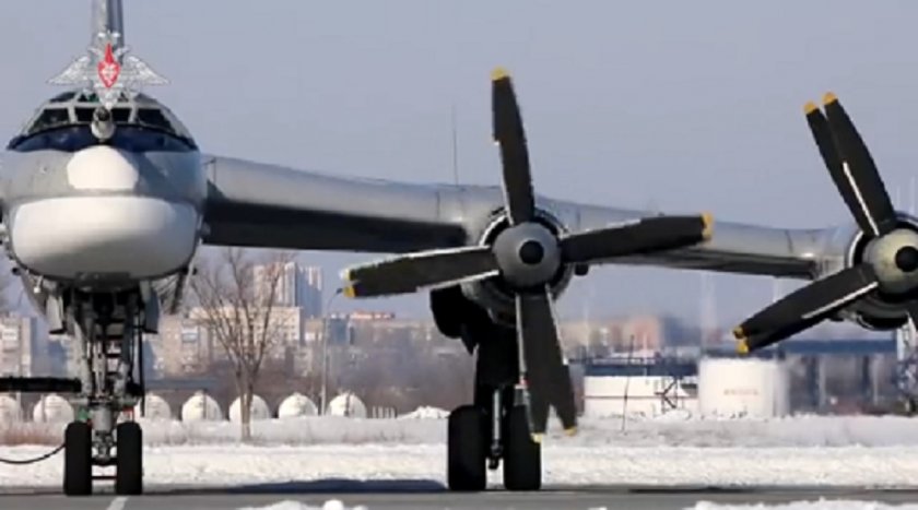 Стратегическият ракетоносец Ту-95МС изстреля крилата ракета Х-55. Видеото за изстрелване