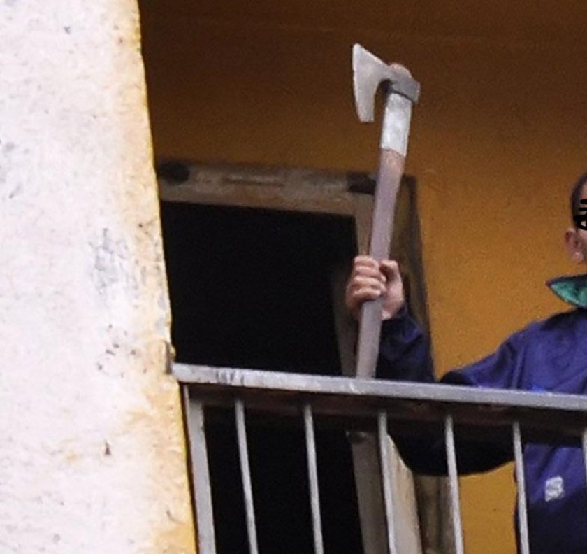 Ненормалник се барикадира в дома си в Долна Оряховица, плаши с брадва и нож
