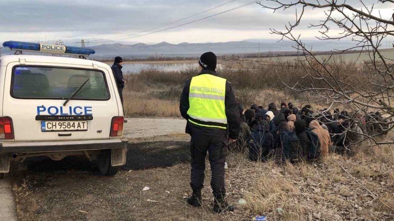 Заловиха 17 незаконни мигранти в три коли край Карлово 