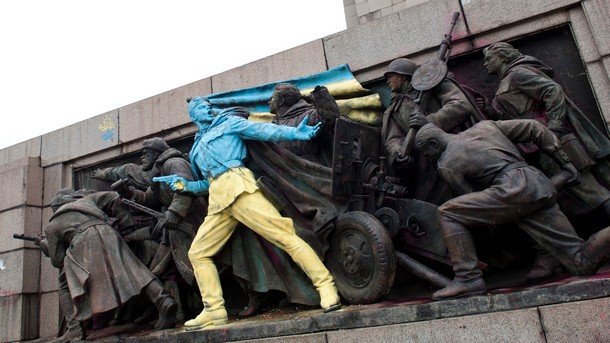 В крак с времето: Боядисаха паметника на Съветската армия в цветовете на Украйна 