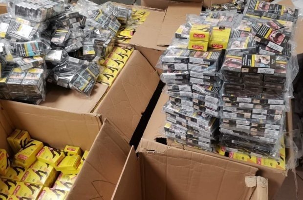 Митничарите задържаха над 120 000 къса контрабандни цигари, укрити в кутии с дамски чорапи