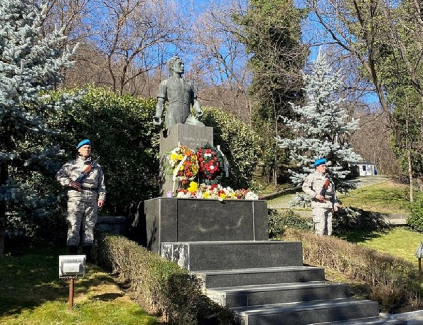 Почетният консул на Сърбия припадна пред Левски в Пловдив