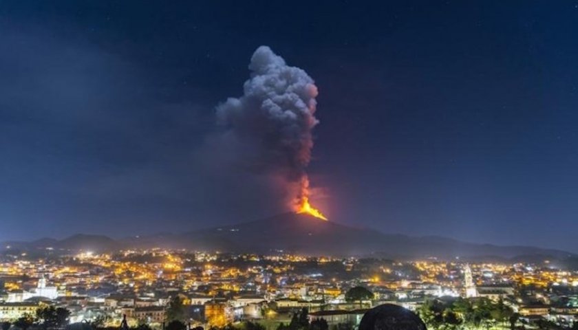 След кратко затишие, вулканът Етна отново изригна.От кратера изтече лава,