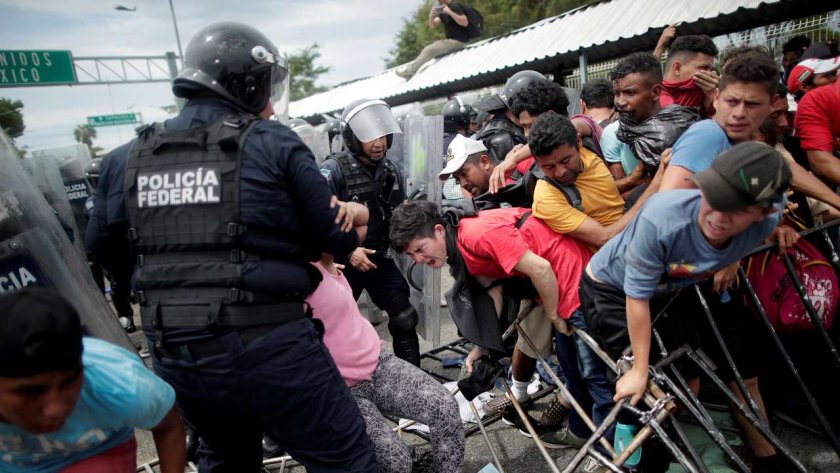 Сблъсъци между полиция и мигранти в Мексико