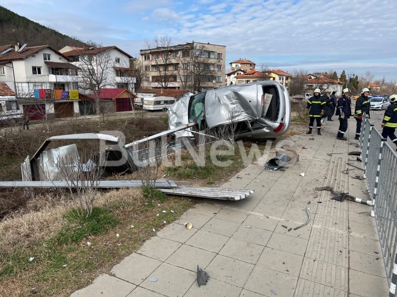 19-годишна шофьорка помете спирка във Враца, три линейки летят към болницата (СНИМКИ)