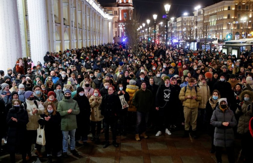 В десетки руски градове протестират срещу агресията над Украйна