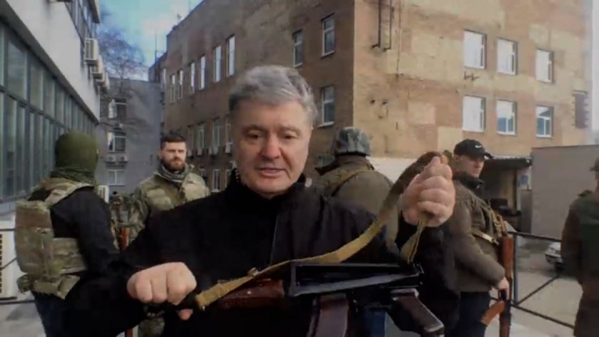 Порошенко даде интервю от улиците на Киев с автомат "Калашников"