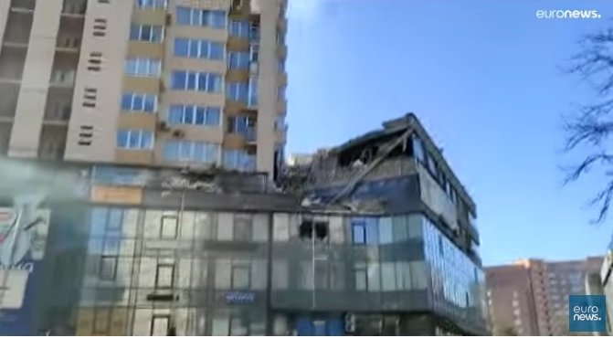 Ракета е ударила голям жилищен блок в украинската столица Киев,