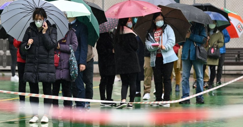 Хонконг съобщи днес за рекордните 8674 нови случая на коронавирус,