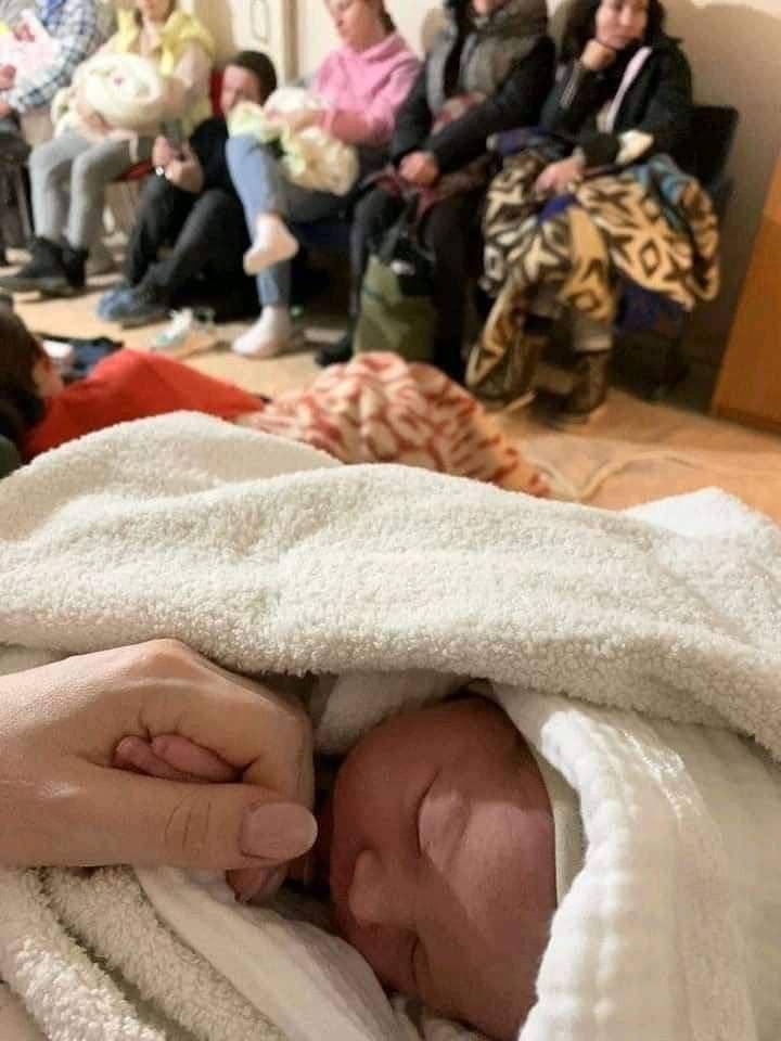 ЗАЧЕНАТО В МИР: Бебе се роди в киевското метро 