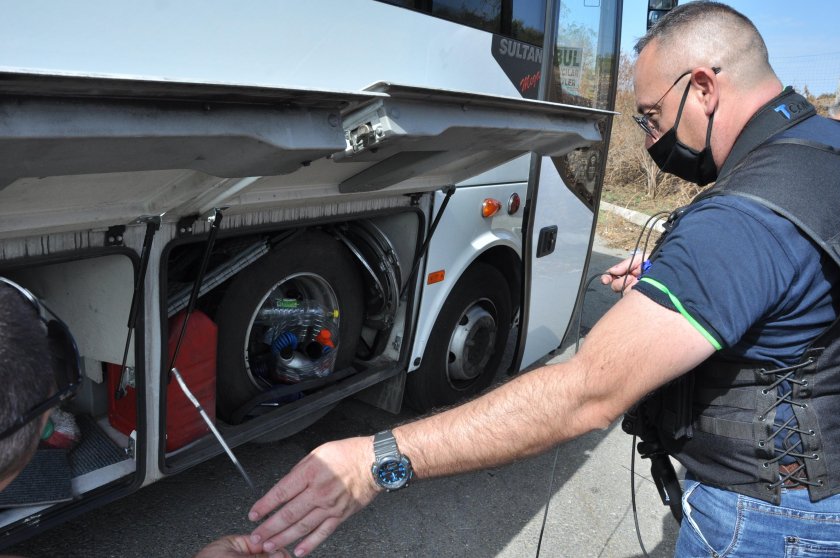 Гранични полицаи задържаха на българо-турската граница 2 автобуса с 50