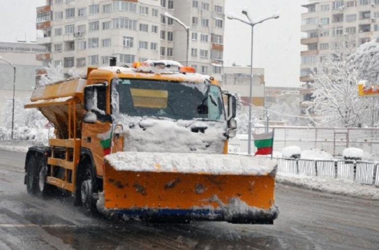 528 снегопочистващи машини обработват пътните настилки в районите със снеговалеж.