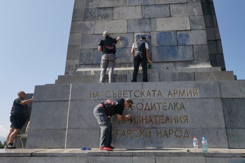 Оставки в полицията заради задържаните за драскането по МОЧА