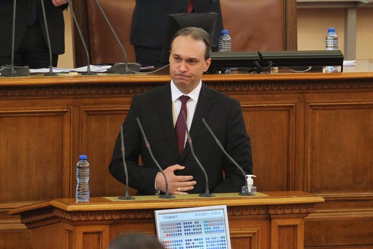 Новият министър на отбраната "разреши" Националния празник 