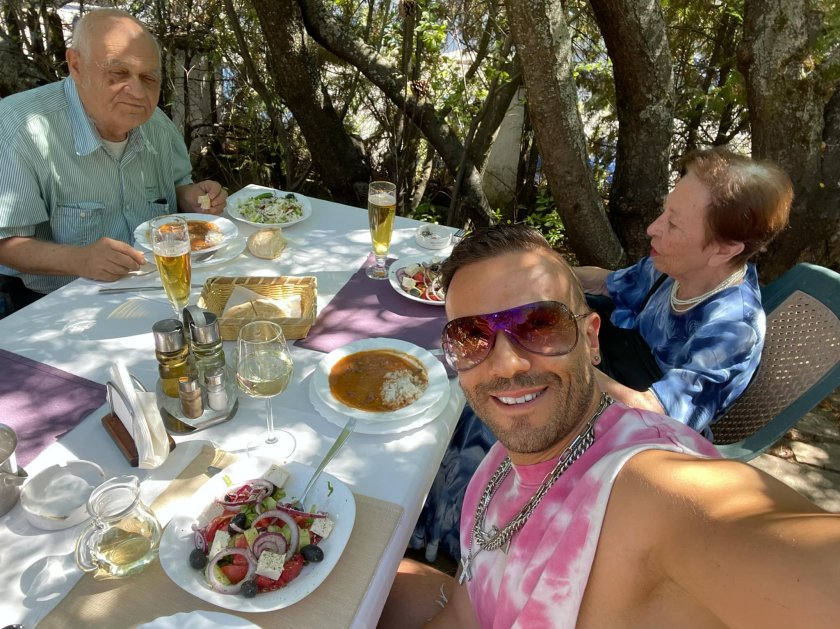 Певецът Крум погреба любимия си дядо, на когото е кръстен.