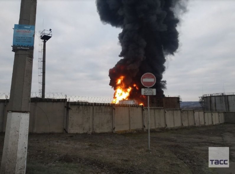 Адски взрив разтърси Луганск, пламна нефтобаза