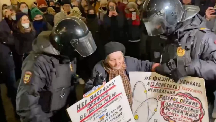 Възрастна жена, която участва в антивоенен протест в Санкт Петербург,
