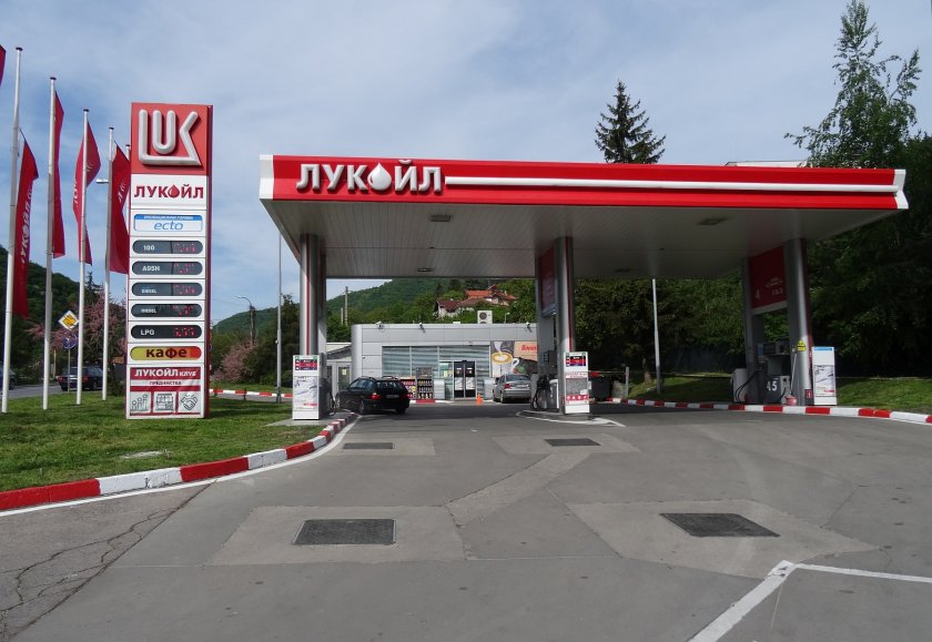 КУРИОЗ: Литър бензин е 3 пъти по-скъп от акция на „Лукойл“