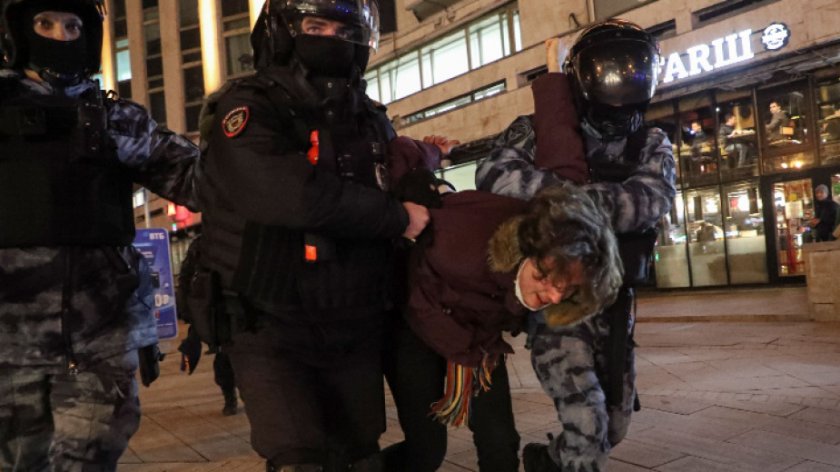 Най-малко 100 арестувани при антивоенни протести в Русия