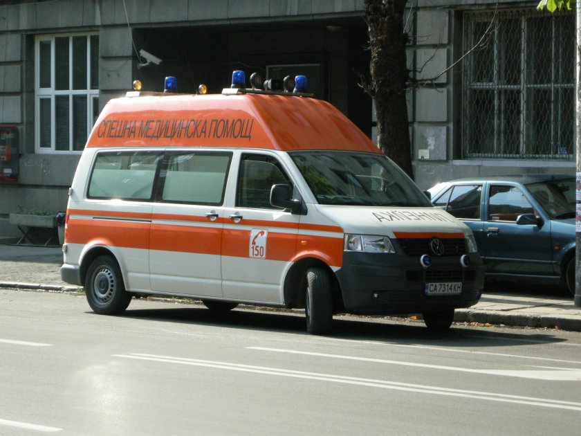 Блъснаха мъж на спирка в София