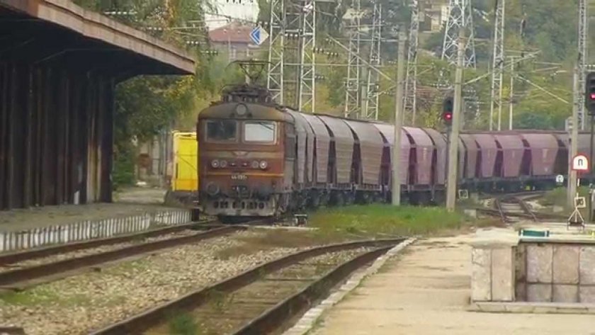Отмъкнаха над тон жп части от гара Асеново