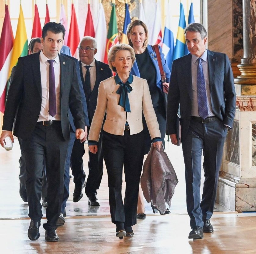 ГАФ ЛИ Е? Кирил Петков си тръгна с чаша от срещата на ЕС във Версай (СНИМКИ)