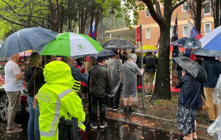 Под проливен дъжд в Сидни: Многохиляден митинг в подкрепа на Русия