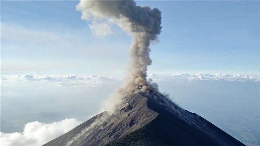 Вулканът Мерапи в Индонезия изригна на няколко пъти