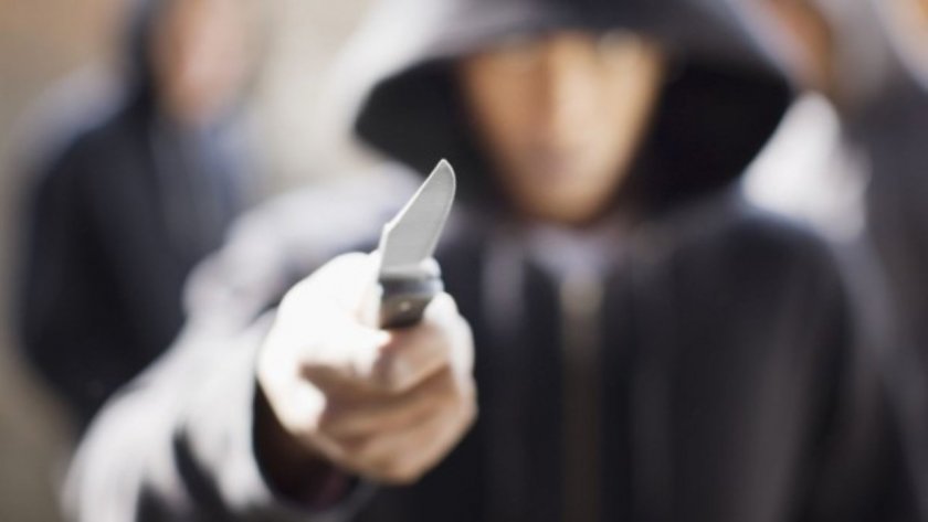 Заплашиха с нож и ограбиха тийнейджър на Централна гара в Пловдив