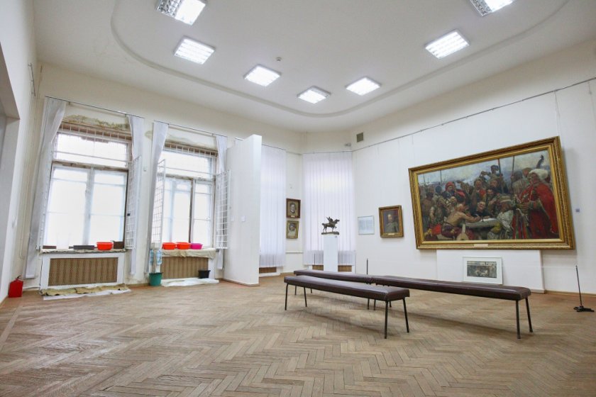 Служителите в най-големия музей в Харков се мъчат да спасят