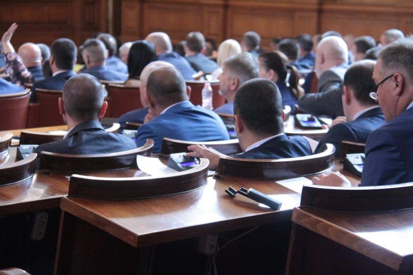 Депутати скандираха Оставка в началото на пленарното заседание в петък.